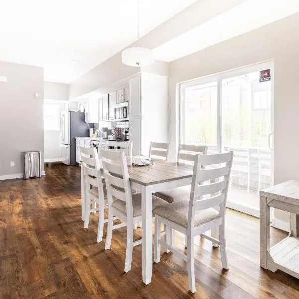 Luxury Downtown Townhome Private Garage Unit 10，位于克利夫兰的酒店