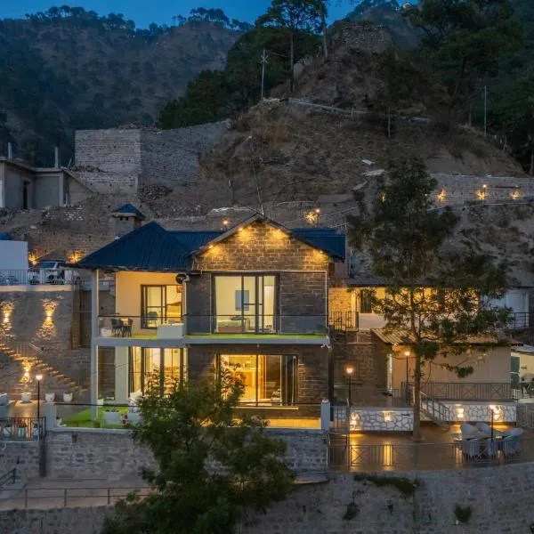 StayVista at Ridge of Twilight Luxury Valley View Jacuzzi Villa Kasauli，位于卡绍利的酒店