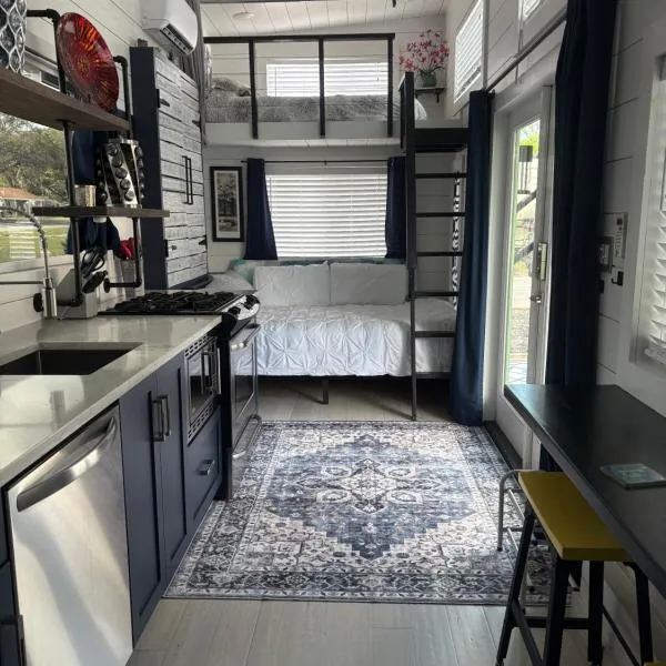 Pet Friendly, Modern tiny house in vibrant Clermont，位于克莱蒙的酒店