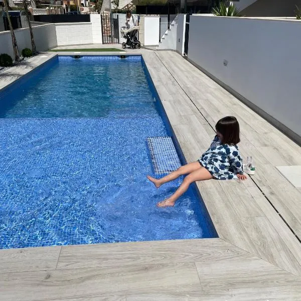 Beach bungalow with swiming pool and long terrace，位于圣哈维耶尔的酒店
