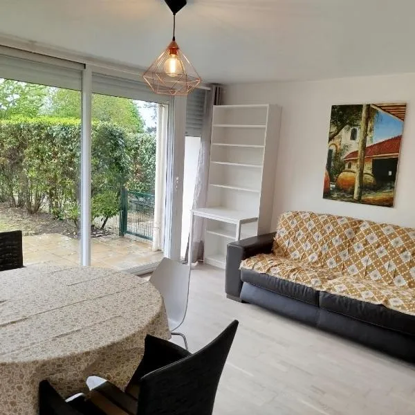Arzon plage Fogeo terrasse kerjouanno，位于阿尔宗的酒店