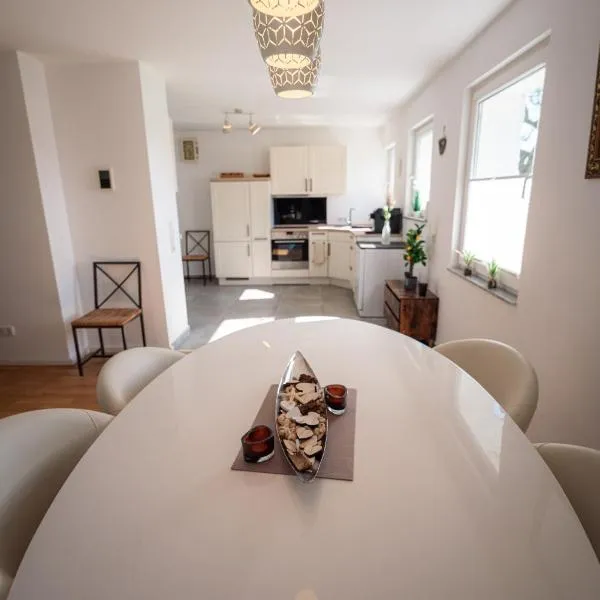 Wohlfühloase - Moderne Ferienwohnung mit großem eingezäuntem Garten in Alleinlage an Feld & Wald, Natur pur trifft auf Komfort, Wellness und gute Erholung，位于Alpen的酒店