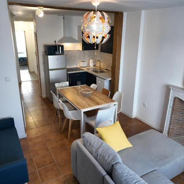 Grand appartement de ville avec 2 places de parking privées intérieur，位于Beuvrages的酒店