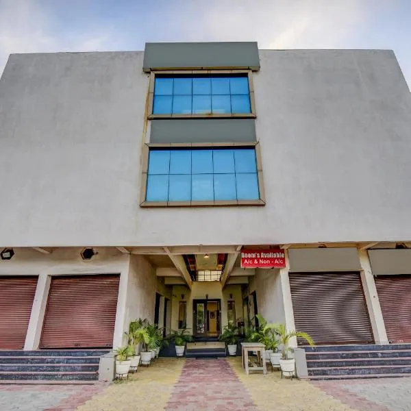 Hotel O Plus Corporate One，位于Khāpa的酒店