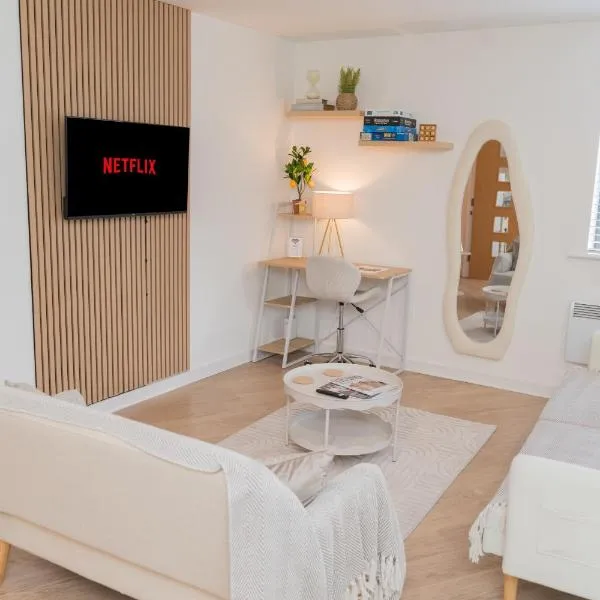 Stylish 2-Bed Apartment, City Centre Gem, 1 min walk to Train Station, Free parking，位于伍尔弗汉普顿的酒店