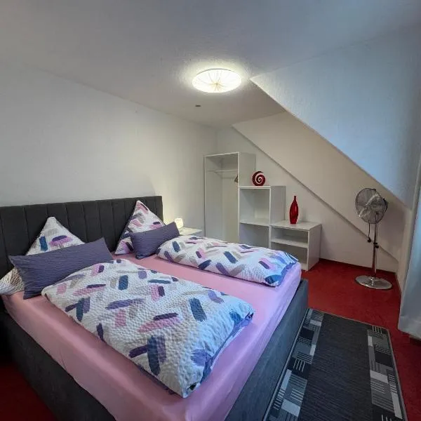 River View Apartment - 3rd floor, Attic Bedroom，位于科赫姆的酒店