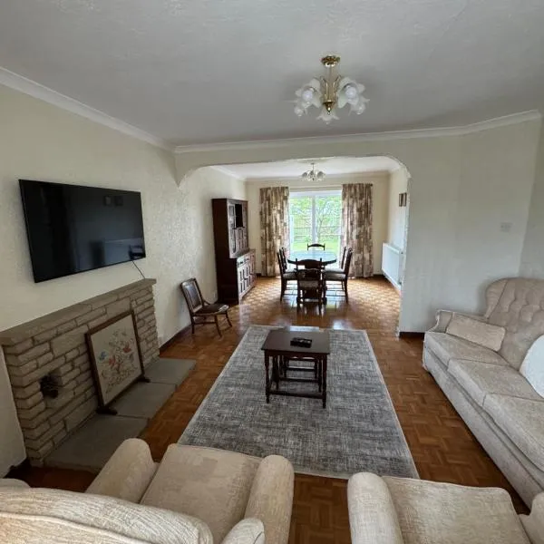 Oxford 3 Bedroom Detached House, with Large Garden and Private Parking，位于基德灵顿的酒店