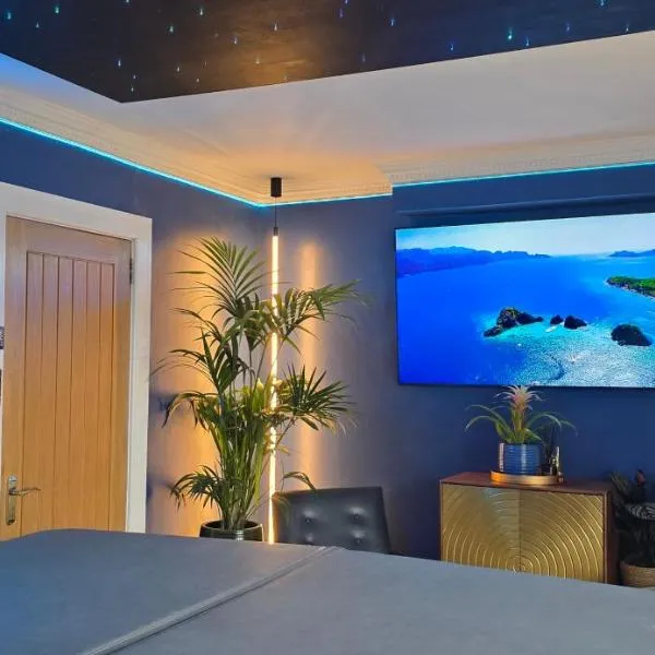 The NEW Blue Horse Suite at The Grumpy Schnauzer B&B Luxury Private Indoor Hot Tub Breakfast in Bed，位于艾尔德里的酒店