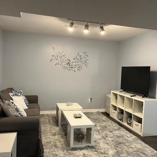 Just like home 1 bedroom appt，位于圭尔夫的酒店