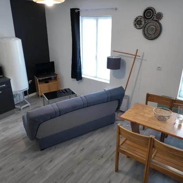 Appartement lumineux de ville avec 2 places de parking privées intérieur，位于Beuvrages的酒店