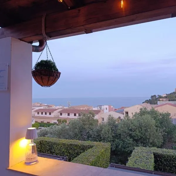 Casa Azzurra con vista Mare，位于乌斯蒂卡的酒店