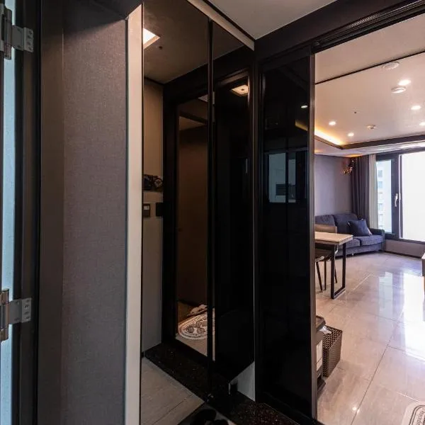 1 minute to the beach! Free parking! Sauna and gym，位于釜山的酒店