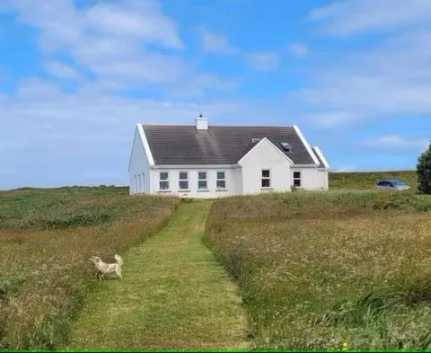 Belmullet Beach House Retreat，位于贝尔马利特的酒店