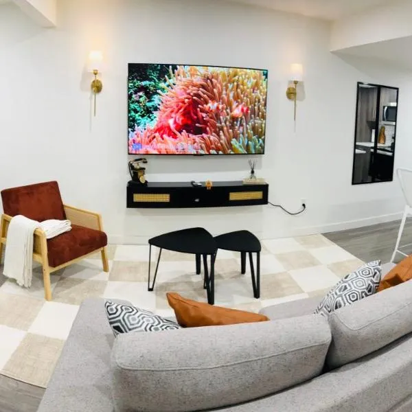 Coziest & Modern Basement Retreat East of Calgary，位于Chestermere的酒店