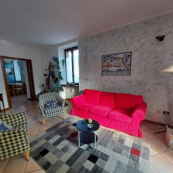 La Casa di Anna，位于Comabbio的酒店
