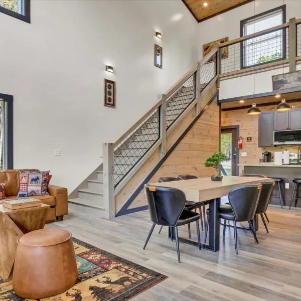 Seven Bears in the Woods -Modern-Luxury-Cabin--Hot Tub-Game Room，位于赛维尔维尔的酒店