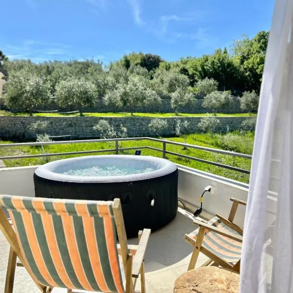 Tiny House with Hot Tub & View，位于乌尔齐尼的酒店