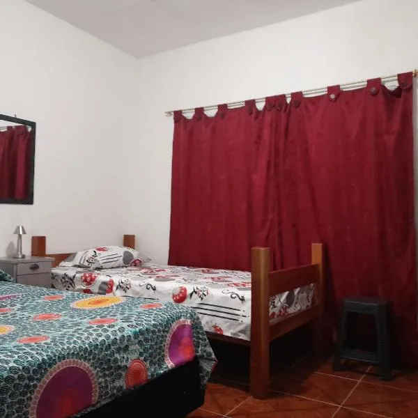 Casa Rio y Montaña，位于亨达的酒店