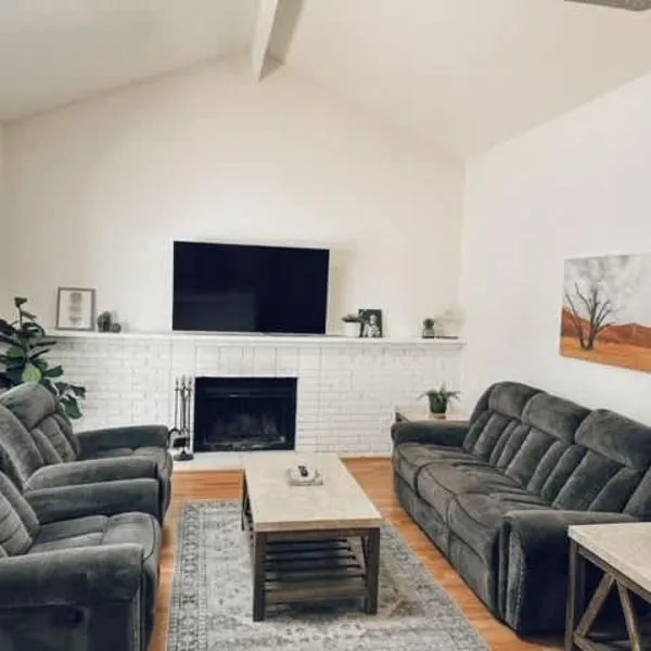 Delightful 4BR Home Nr Downtown Reno w Fireplace，位于里诺的酒店