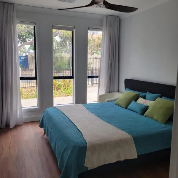 Newly built Duplex type home - 4km to North Terrace Adelaide，位于Evandale的酒店