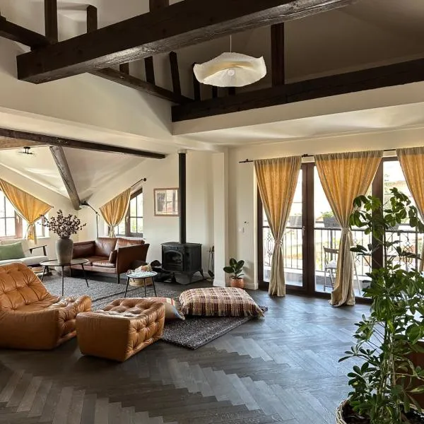 Newly Built Family Villa with a Hot Tub，位于索波特的酒店