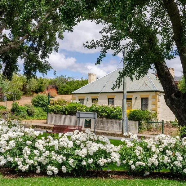 BRIDGE COTTAGES Sargeants & Armoury Cottages 1823 - HISTORY & CHARM，位于里士满的酒店