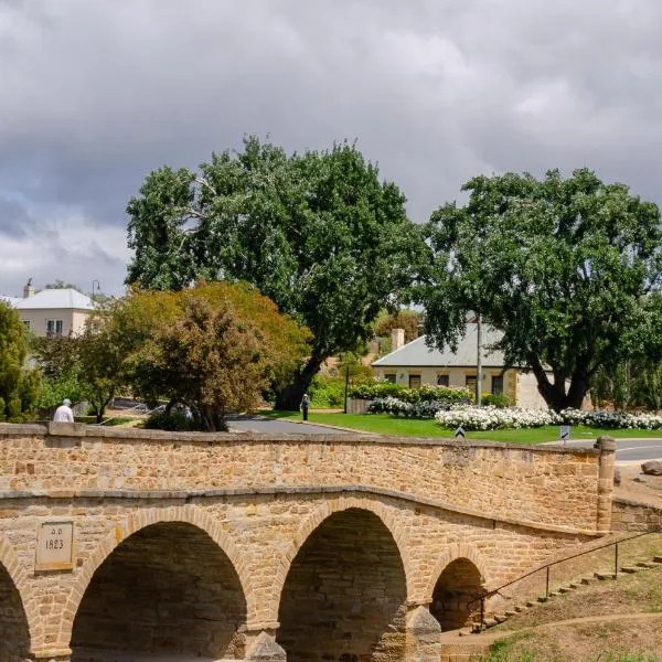 BRIDGE COTTAGES Sargeants & Armoury Cottages 1823 - HISTORY & CHARM，位于里士满的酒店