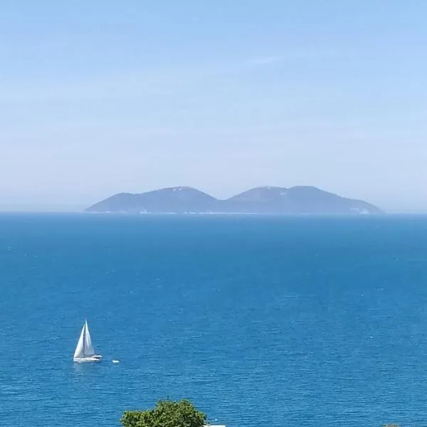 Pinwheel Hostel Vlora & Rooftop Bar，位于伏罗拉的酒店