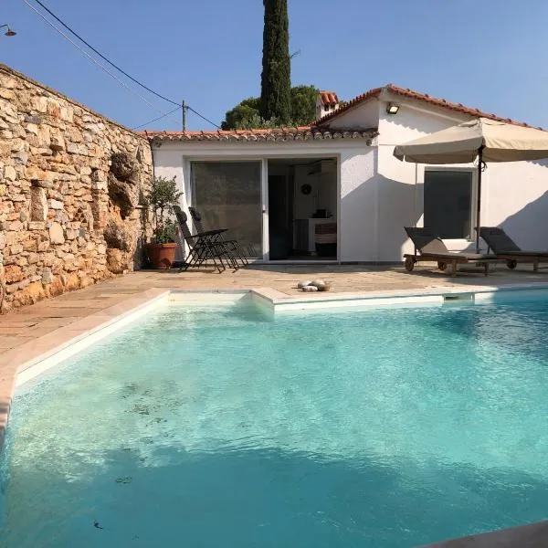Small Pool Villa at Marathon Greece，位于马拉松的酒店