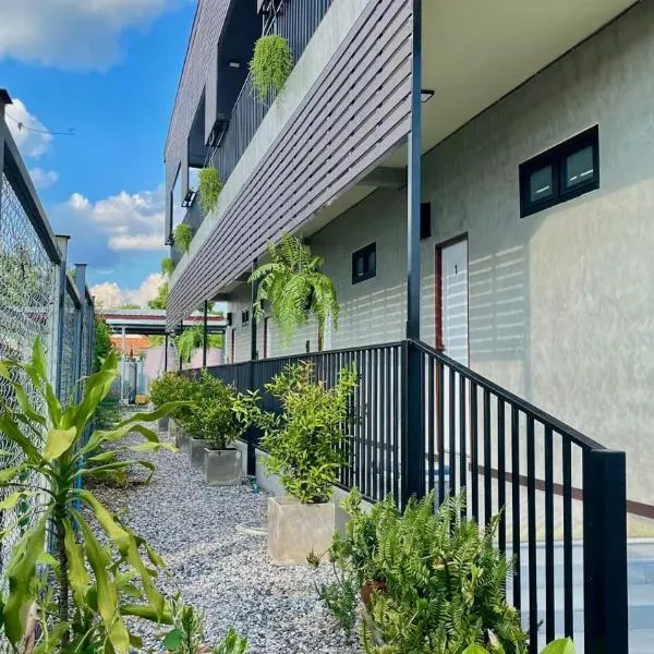 Dee Dee Apartments ChumPhae，位于春丕的酒店