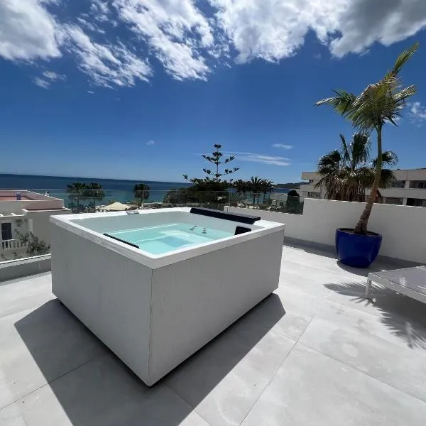Villa Habana - Luxury beach apartment with rooftop spa，位于莫哈卡尔的酒店