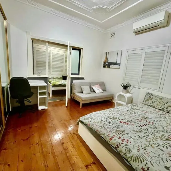 Rooms in a shared house next to a scenic and lively beach，位于悉尼的酒店