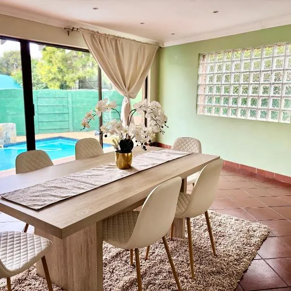 Cozy Home with Pool, Braai & Top Security，位于肯普顿帕克的酒店