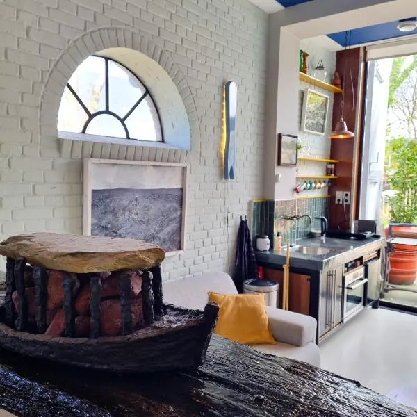 Studio Blank - a night in the gallery，位于登乌弗的酒店