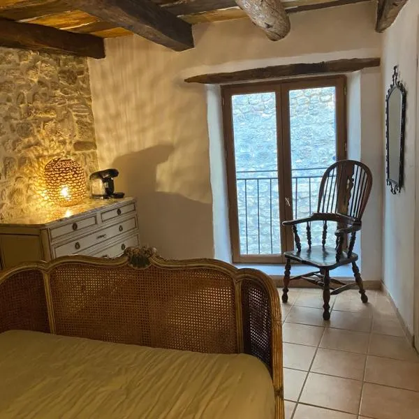 Room in Medieval Cereste，位于塞雷斯特的酒店