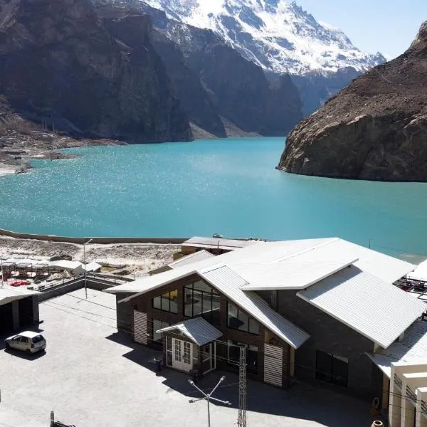 Lodges By Baron Hunza Attabad Lake，位于罕萨的酒店