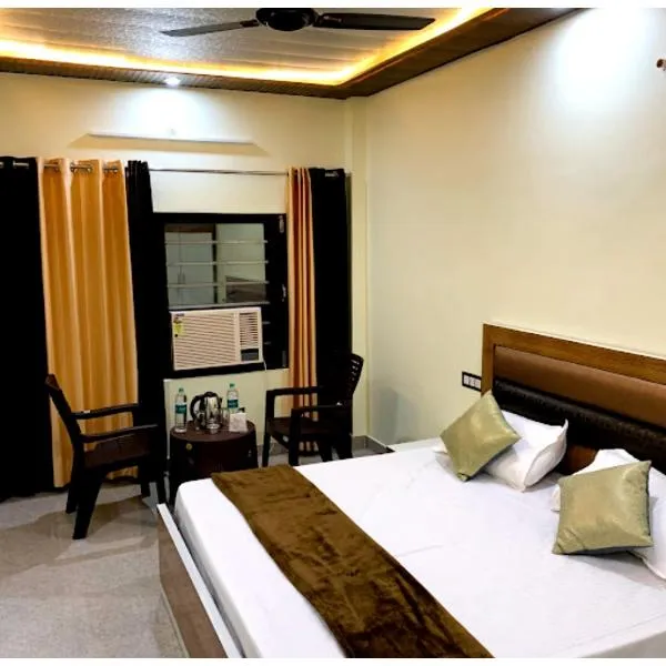 HOTEL LUXUARY TAPOVAN RESIDENCY HOTEL Near Sri Krishna Mandir - Free Public Parking and Free Wifi - Best Hotel，位于Rāiwāla的酒店
