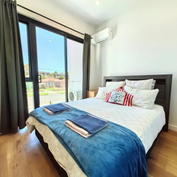 Bright room with queen bed and balcony near train station，位于Riverwood的酒店