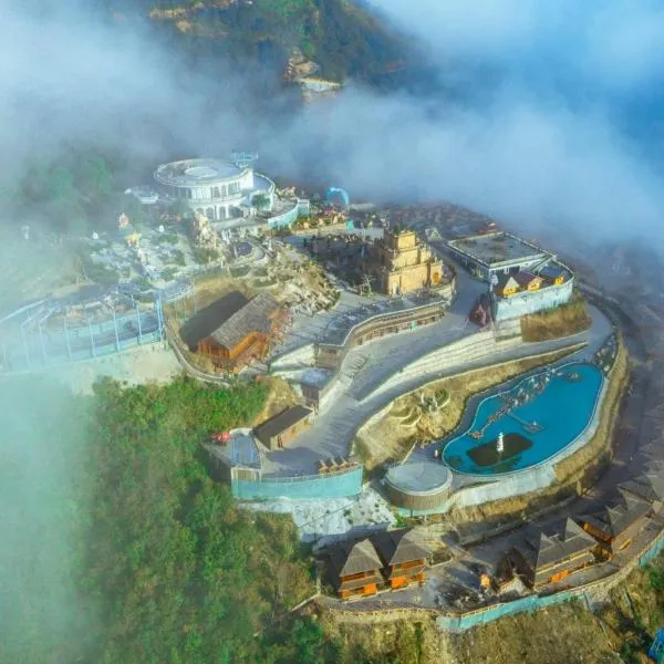 Heaven Gate Hotel O Quy Ho，位于老街市的酒店