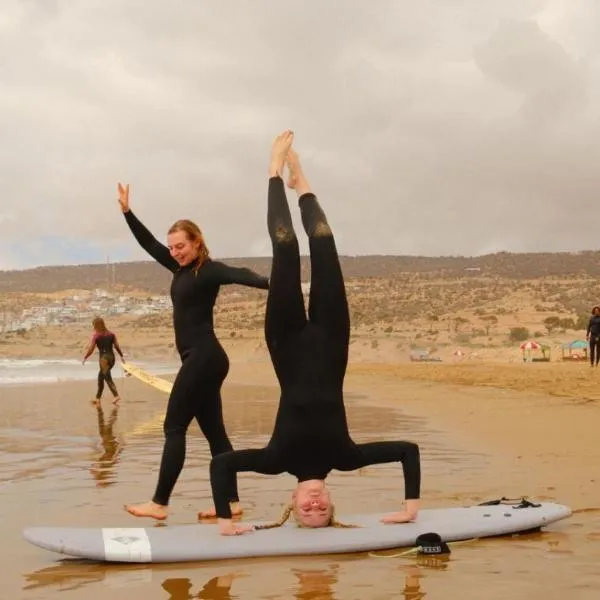 Sable beach surf camp Tamraght，位于塔姆拉赫特乌兹达尔的酒店