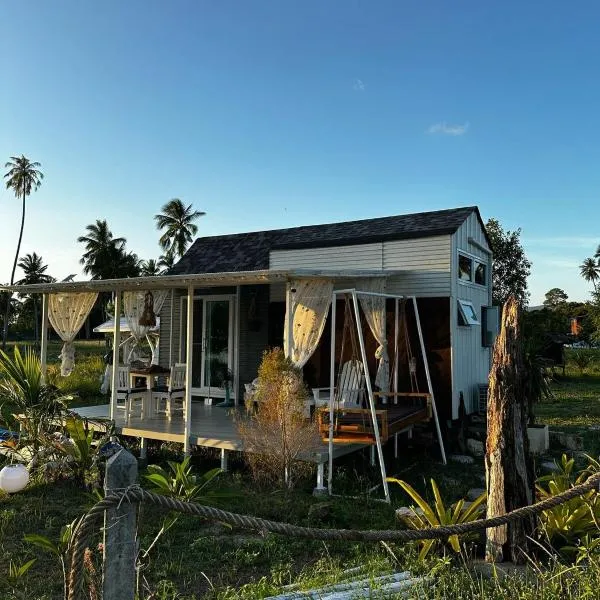 Beachfront Tiny House, Koh Samui, Thailand with FREE Rowboat，位于苏梅岛的酒店