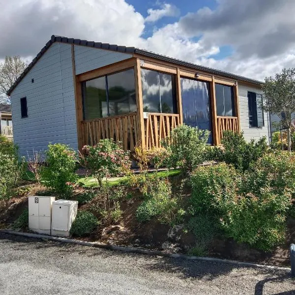 Chalet enchanteur à Arzal avec vue sur lac et piscine partagée，位于阿尔扎的酒店