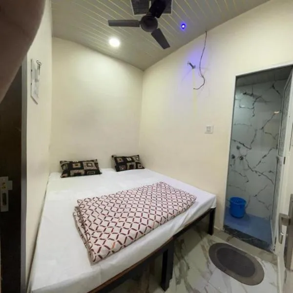 HOTEL PREMIUM WINTEER Near Shri Mahakaleshwar Jyotirlinga Temple - Ujjain Railway Station - Paid Public Parking and Free Wifi - A Top Rated Hotel，位于乌贾因的酒店