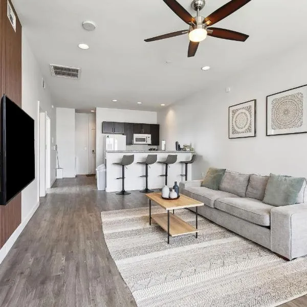 Stylish Downtown High-Rise - 2BD，位于巴吞鲁日的酒店