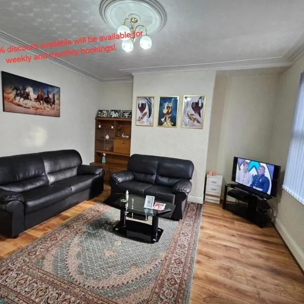 Spacious two bedroom house, parking and WiFi，位于利兹的酒店