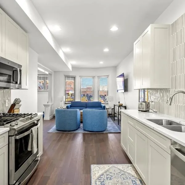 Brick Beauty Downtown, 3BR, Fenced Yard, Garage!，位于锡达福尔斯的酒店