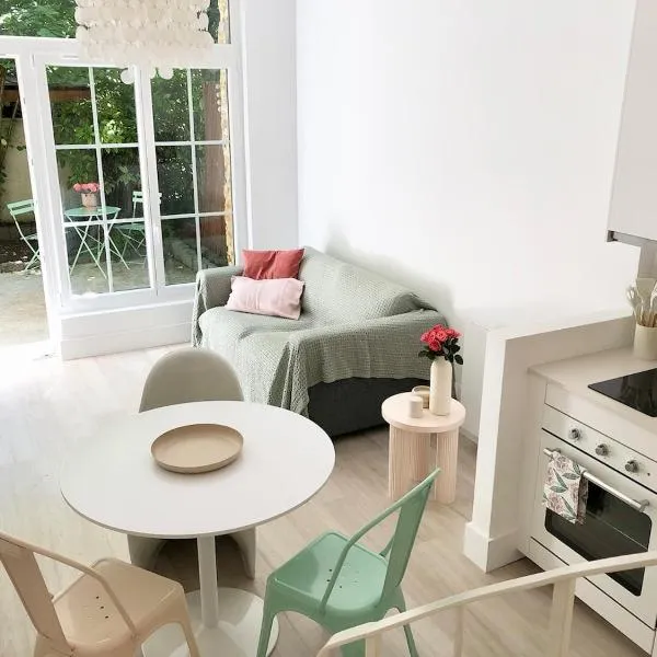 Villa Mini Romy with outdoor area，位于Parmain的酒店