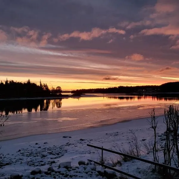 House with a spectacular view over Torne river，位于基律纳的酒店