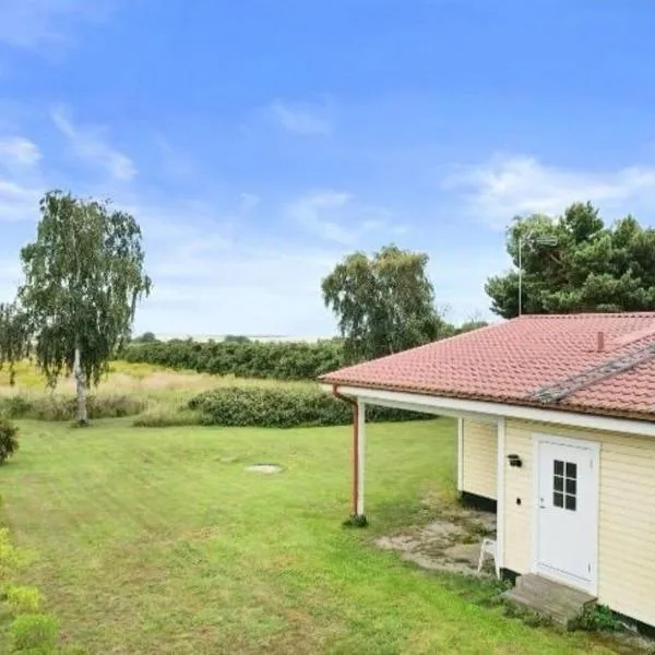 Cozy Summer cottage in Tosteberga, close to the Sea，位于Fjälkinge的酒店