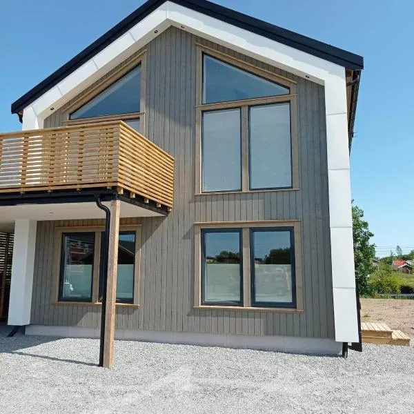 Cozy apartment in a new house in Grimstad，位于格里姆斯塔的酒店